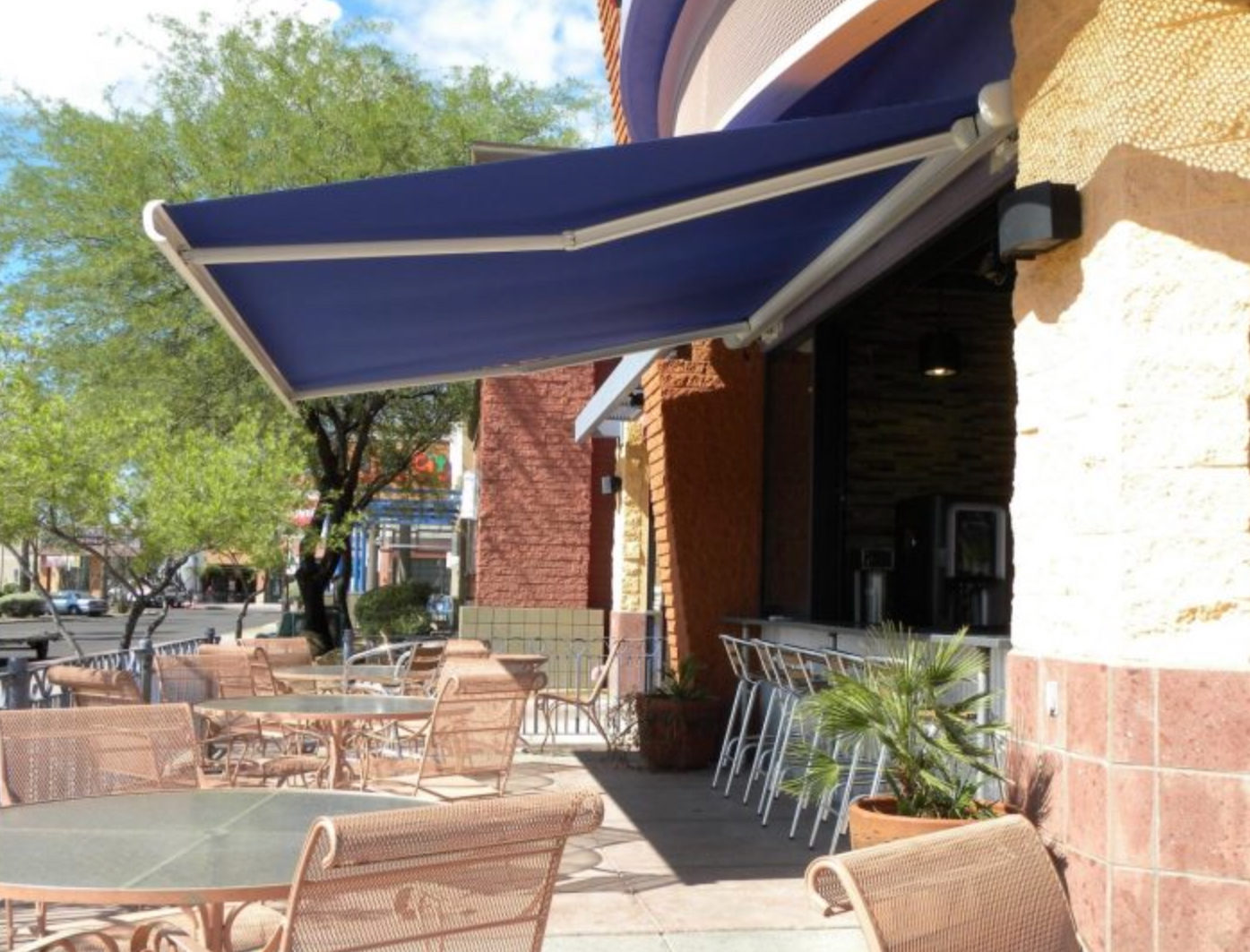 COMMERCIAL RETRACTABLE AWNING